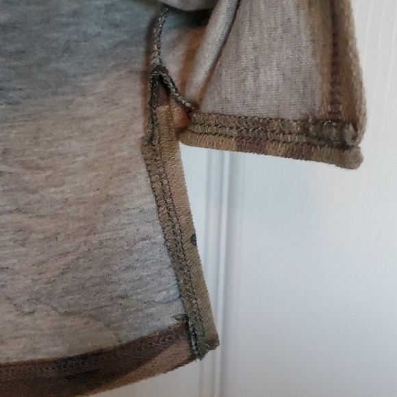 A&E asymmetrical camo print tee shirt size small - Picture 5 of 6